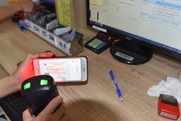 Người dân dùng hình ảnh thẻ BHYT trên app VssID thay thẻ giấy khi đi khám chữa bệnh