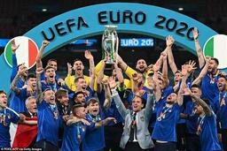 Hình ảnh vỡ òa trong hạnh phúc của đội tuyển Italia khi giương cao chức vô địch Euro 2020