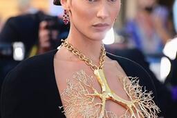 Bella Hadid dùng vòng cổ che ngực trần ở Cannes