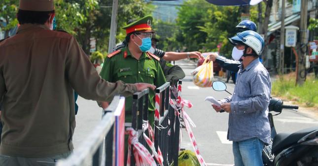 Cuộc sống 'nội bất xuất ngoại bất nhập' ở khu vực 20.000 dân tại Đà Nẵng ảnh 8
