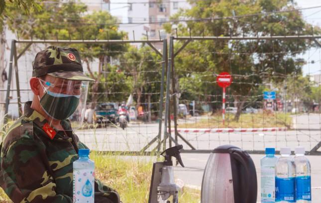 Cuộc sống 'nội bất xuất ngoại bất nhập' ở khu vực 20.000 dân tại Đà Nẵng ảnh 7