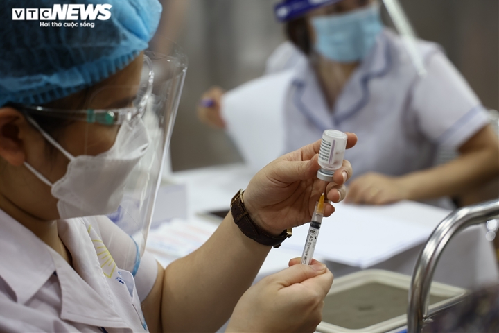 Bên trong điểm tiêm vaccine theo mô hình bệnh viện dã chiến đầu tiên ở Hà Nội - 9