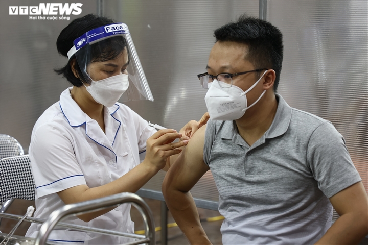 Bên trong điểm tiêm vaccine theo mô hình bệnh viện dã chiến đầu tiên ở Hà Nội - 8