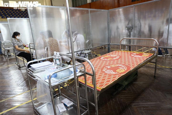 Bên trong điểm tiêm vaccine theo mô hình bệnh viện dã chiến đầu tiên ở Hà Nội - 11