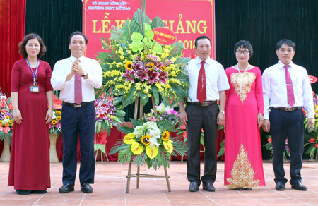 Ông Trần Quốc Văn tặng hoa nhà trường