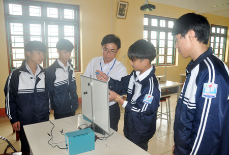 Thầy giáo khuyết tật Phạm Văn Hưng trong một giờ lên lớp