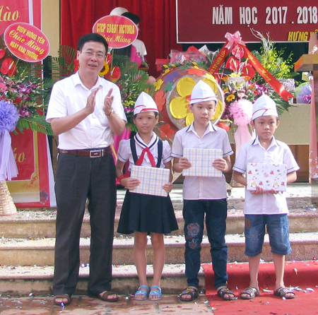 Ông Tạ Hồng Quảng trao thưởng cho học sinh Trường tiểu học Nguyễn Huê