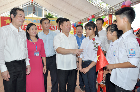 Chủ tịch UBND tỉnh Nguyễn Văn Phóng trò chuyện với các học sinh trường THPT Đức Hợp (Kim Động)